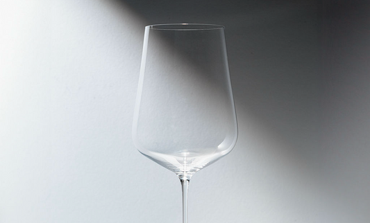 Crispy Glass, Crisp Wine: Why Thin Glassware Changes the Way White Wine Drinks